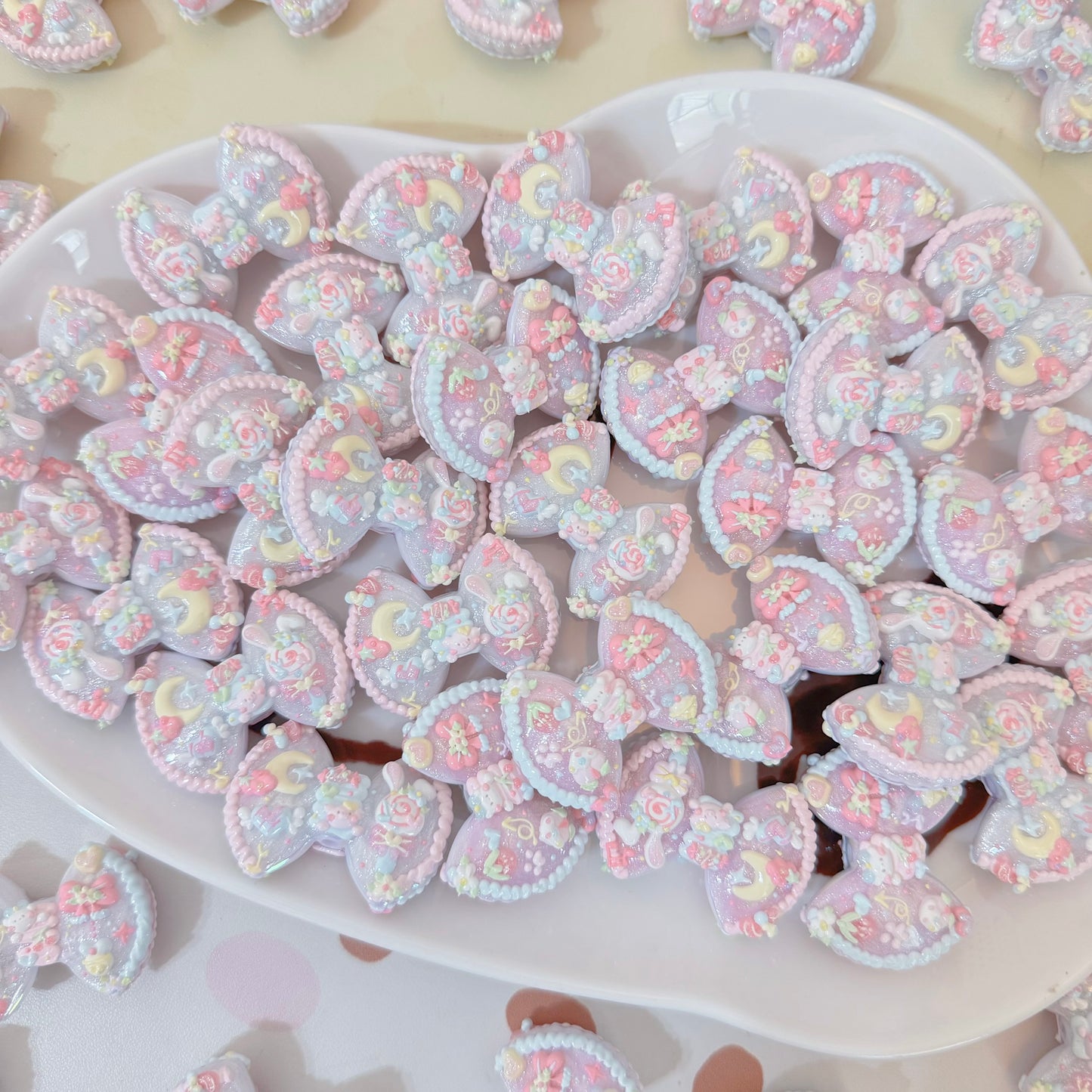Hand-painted pearl with bowknot design