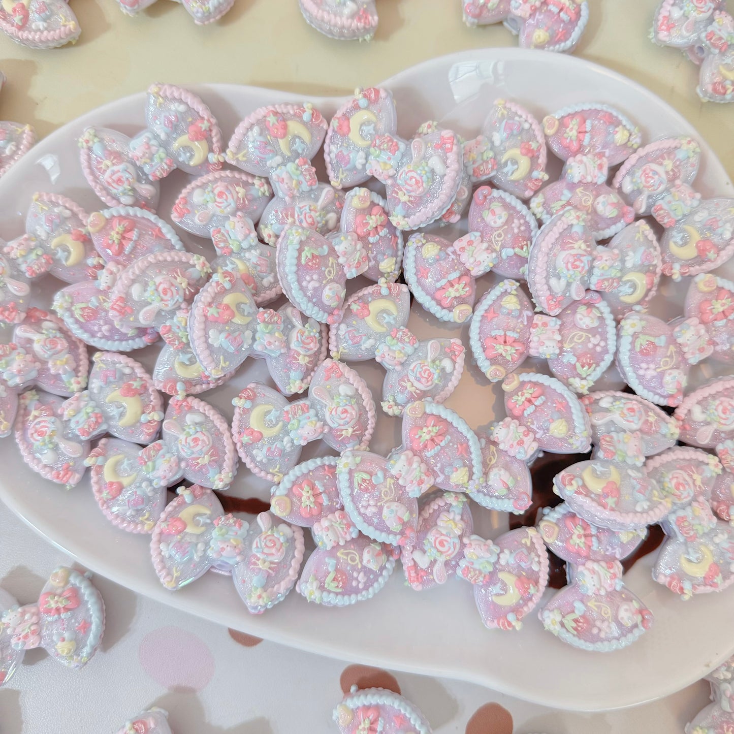Hand-painted pearl with bowknot design
